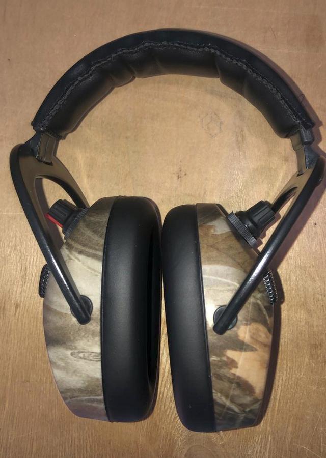 Наушники  AXION активные (25дб, АААх2, кам.)